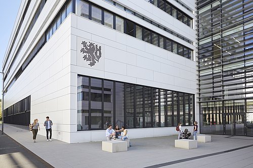 Studierende auf dem Campus Grifflenberg der Bergischen Universität Wuppertal