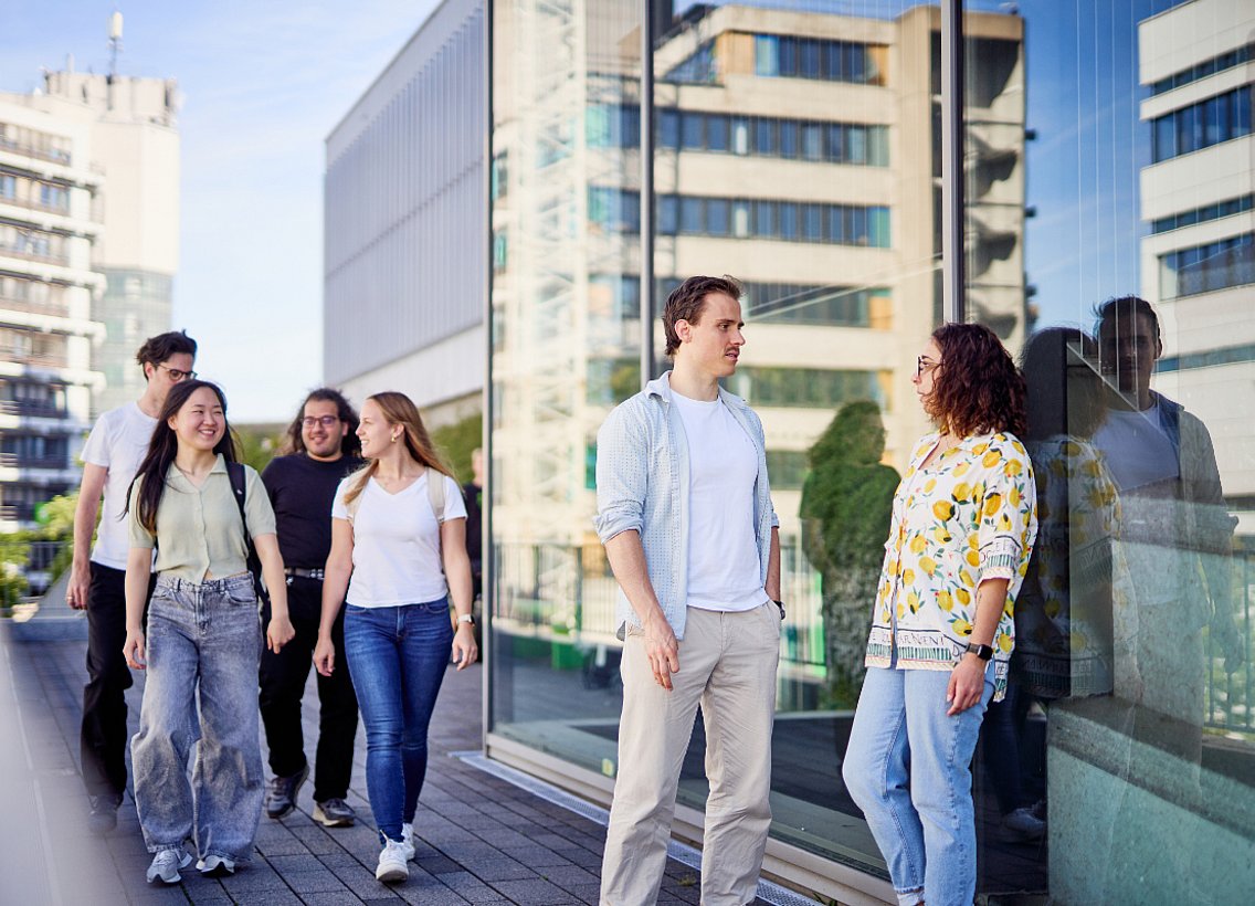 Studierende vor Gebäude K auf dem Campus Grifflenberg der Bergischen Universität Wuppertal