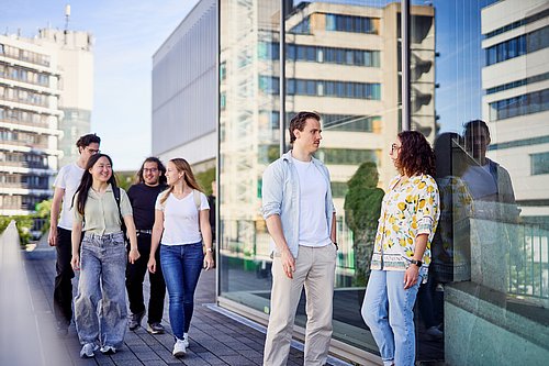 Studierende vor Gebäude K auf dem Campus Grifflenberg der Bergischen Universität Wuppertal