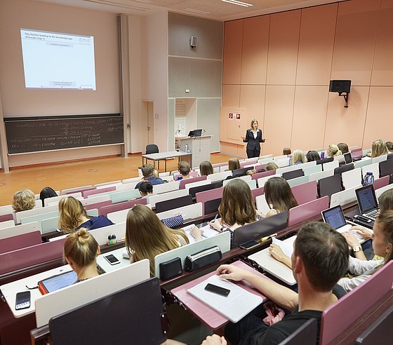 Studierende in einem Hörsaal an der Bergischen Universität Wuppertal