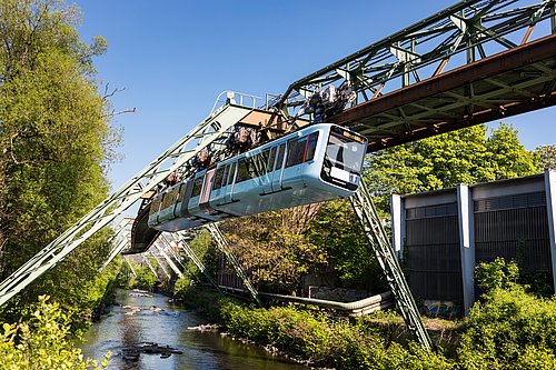 Schwebebahn über der Wupper - Wuppertal