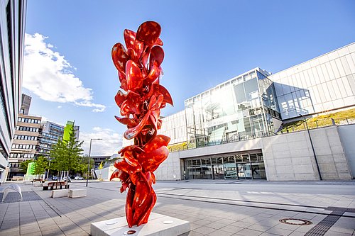 Gebäude K auf dem Campus Grifflenberg der Bergischen Universität Wuppertal mit Skulptur von Tony Cragg
