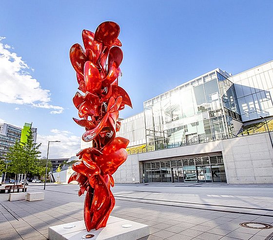 Skulptur von Tony Cragg vor Gebäude K am Campus Grifflenberg - Bergische Universität Wuppertal