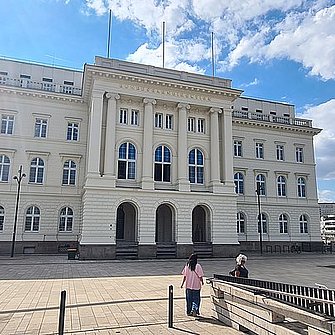 Vorderansicht der restaurierten ehemaligen Bundesbahndirektion am Hauptbahnhof in Wuppertal