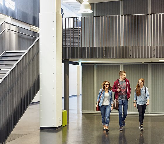 Studierende im Foyer von Gebäude K - Campus Grifflenberg - Bergische Universität Wuppertal