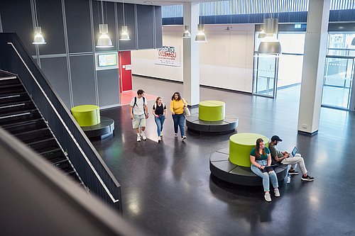 Studierende im Foyer von Gebäude K auf dem Campus Grifflenberg der Bergischen Universität Wuppertal