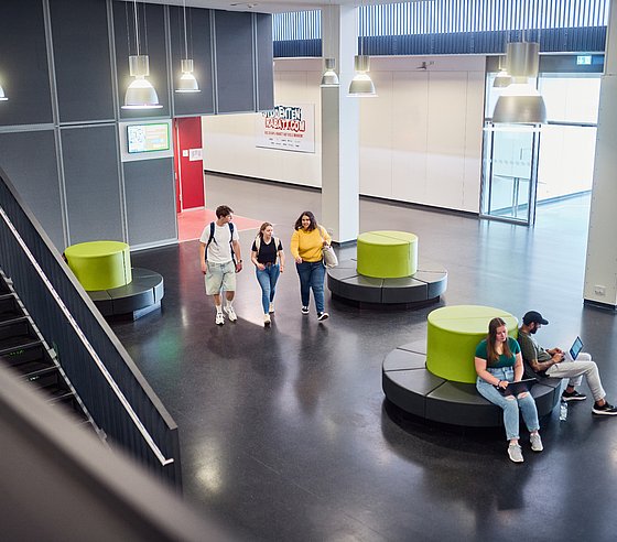 Studierende im Foyer von Gebäude K auf dem Campus Grifflenberg der Bergischen Universität Wuppertal